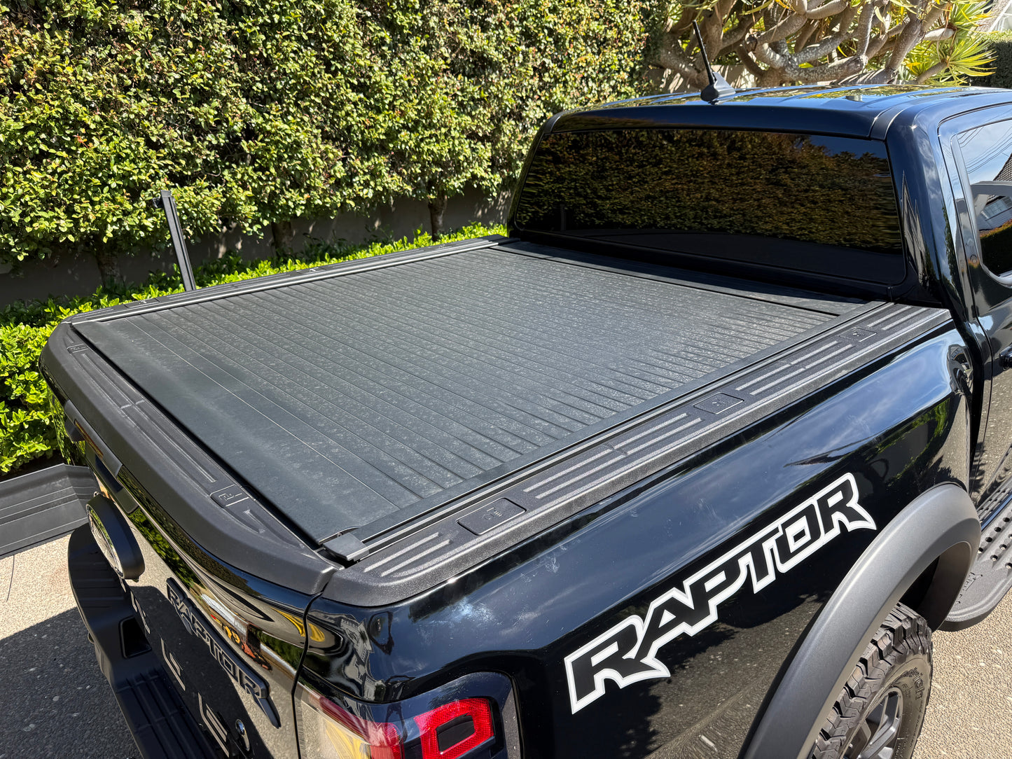 2022+ NEXT-GEN FORD RANGER & RAPTOR ELECTRIC ROLLER LID IN BLACK:  ( FREE FITTING OR SHIPPING ) (Copy)