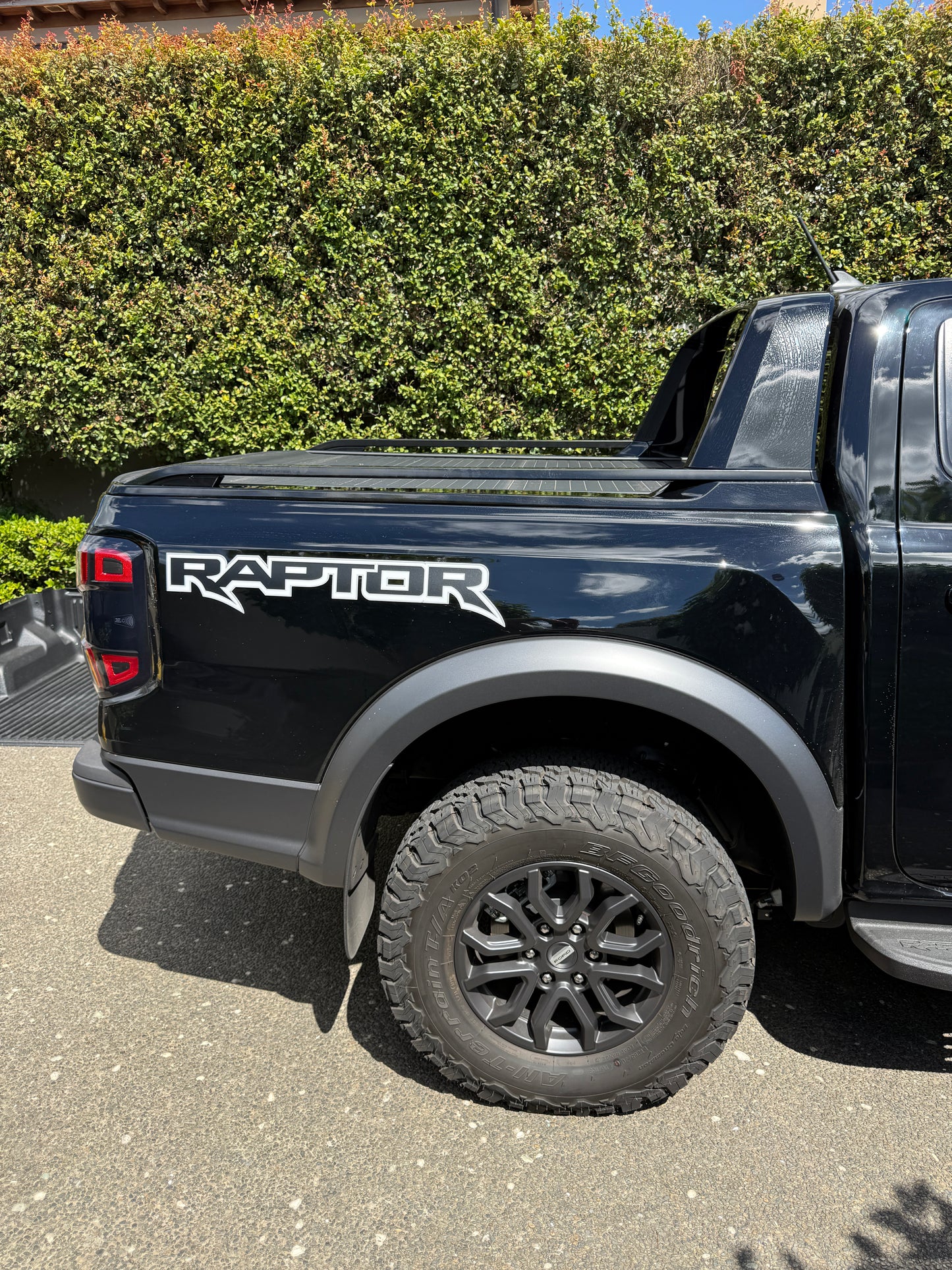2022+ ( BLACK ROLLER LID & SAILPLANE  )  NEXT-GEN FORD RANGER & RAPTOR ELECTRIC ROLLER LID SPORTS BAR. ( FREE FITTING OR SHIPPING )