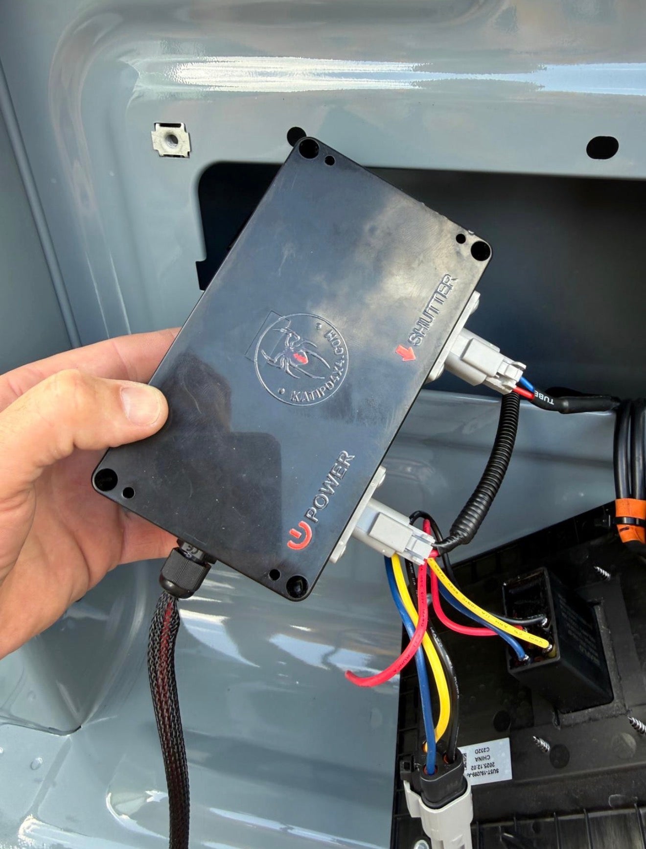 Electric Wildtrak Roller Lid Wire loom & Wireless KEY FOB controller ( Fit you own lid ) ©